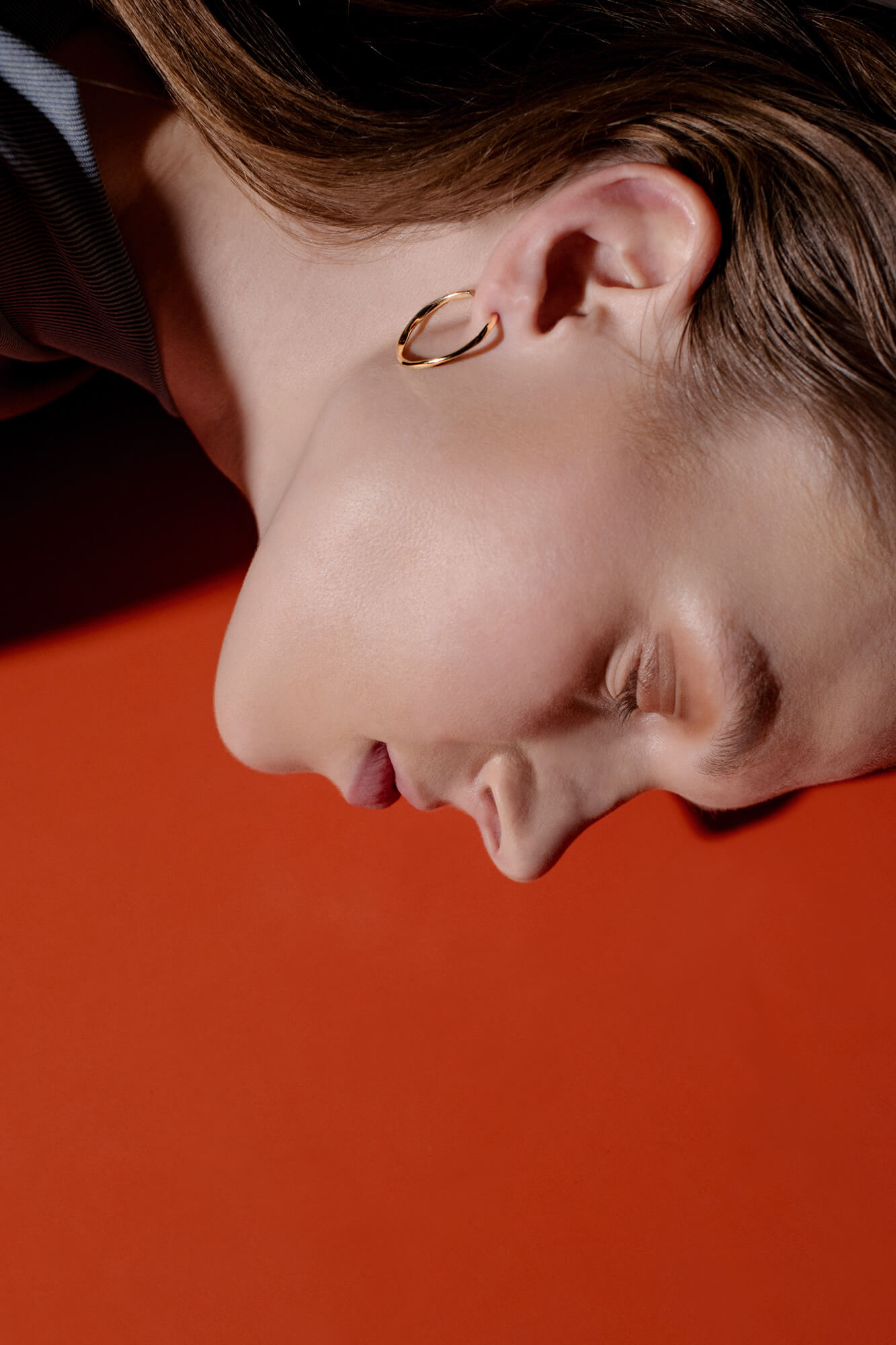 Hand-forged golden earring no 22 by Johanna Gauder. Sustainable fine jewelry made in Berlin.