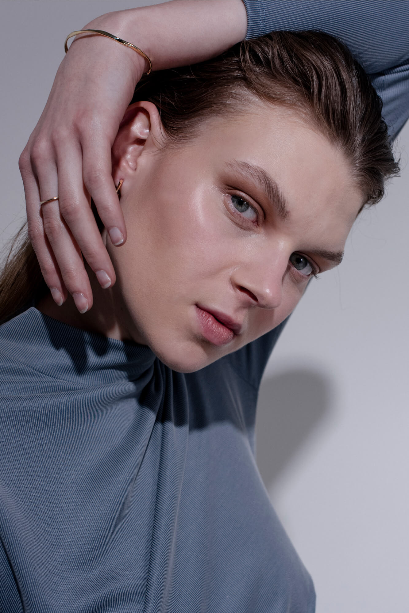 Hand-forged golden bracelet No 12 by Johanna Gauder. Sustainable fine jewelry made in Berlin.