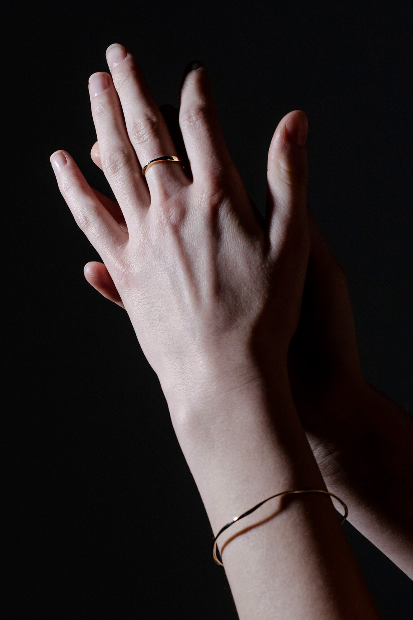 Hand-forged golden bracelet No 10 by Johanna Gauder. Sustainable fine jewelry made in Berlin.